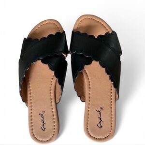 ‎Scalloped Criss Cross Slides